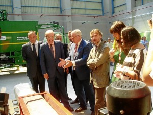 Jos Espaa explica el funcionamiento de la nueva planta a las autoridades.