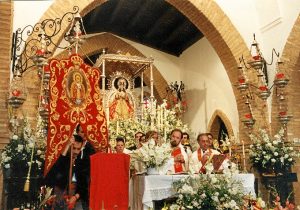 El Padre Roca, oficiando misa en Montemayor. / Foto: Archivo Hermandad Matriz de Montemayor de Moguer (cedida por Cayetano Burgos).