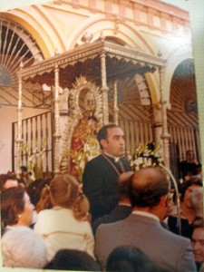 El Padre Díaz Roca, ante la Virgen de Montemayor. / Foto: Archivo Hermandad Matriz de Montemayor de Moguer (cedida por Cayetano Burgos).