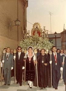 Presidencia de la procesión de la Virgen de Montemayor el 8 de septiembre por Moguer a mediados de los años setenta. / Foto: Archivo Hermandad Matriz de Montemayor de Moguer (cedida por Cayetano Burgos).