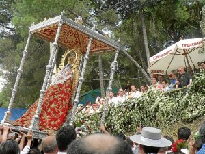 La Virgen saluda al párroco durante su procesión en la Romería de 2012. / Foto: Archivo de la Hermandad Matriz de Montemayor (Cedida por Cayetano Burgos).