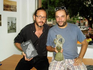 Gualda junto con el editor Rafa Pérez.