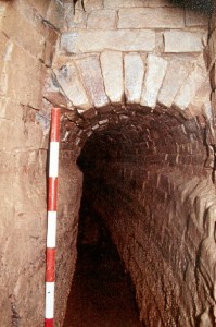 Interior de galería del acueducto en su tramo subterráneo. / Foto: Servicio de Arqueología, Diputación de Huelva.
