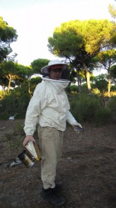 Paco García con su vestimenta de apicultor.