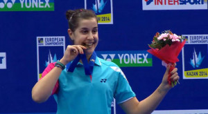 Carolina, sonriente, tras recibir la medalla de oro como campeona de Europa. / Foto: @Bad_Esp.