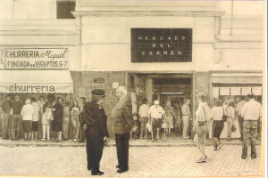 Entrada principal del antiguo mercado del Carmen, con la churrerría Miguel. 