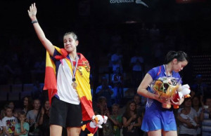 Carolina Marín llora en el podio tras proclamarse campeona del mundo de bádminton. / Foto: bwfbadminton.org.