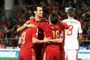 Los jugadores de España celebran con Busquets el tanto que logró. / Foto: Josele Ruiz.