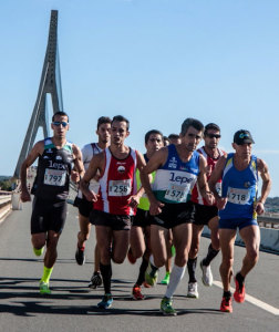 Los atletas a su paso por el Puente Internacional sobre el Guadiana. / Foto: J. Losa.