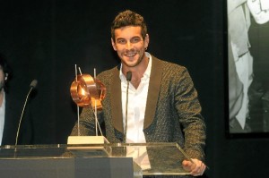 Mario Casas, con el premio.