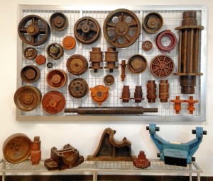 Poleas y piezas de motor de la colección de moldes de madera para fundición de las minas de Tharsis. / Foto: E. Molero y M. Santofimia.