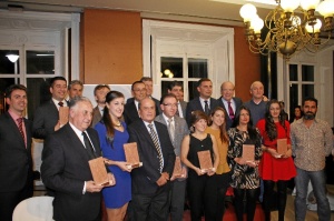 Foto de familia de los ganadores de las Mejores Noticias de 2014, donde se encontró la iniciativa de esta asociación. 