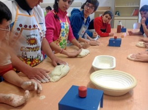 Los alumnos aprendieron a hacer pan durante tres unidades didácticas.