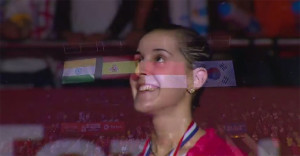 Carolina sonríe en el podio ya bicampeona del mundo. / Foto: Captura TV.
