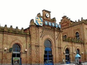 Fachada de la actual estación de trenes de Huelva. 