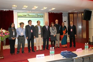 Imagen del Congreso Internacional 'Asian Conference on Membrance Computing'. En ella aparecen el rector de la Southwest Jiaotong University de Chengdu, los organizadores del Congreso y los cuatro profesores invitados.