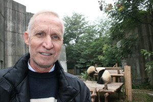 El investigador onubense en el centro de pandas gigantes en cautividad de  la ciudad china de Chengdu (Giant Panda Breeding Base, GPBB).