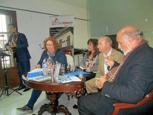 Antonio Ramirez, director Casa museo y María  Sánchez,delegada de la UNEE que presentaron a Ana Deacracia y el editor, Manuel Ortega.