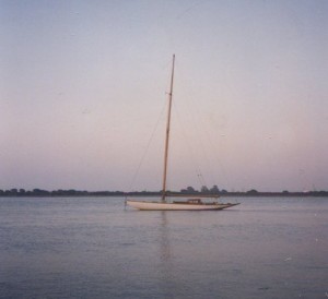 Imagen de un velero fondeado en la ría de Punta Umbría.