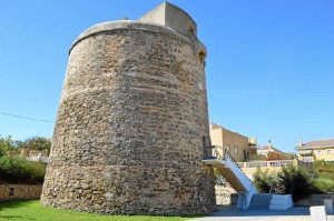 La Torre Umbría es el principal símbolo histórico y arquitectónico de la localidad.