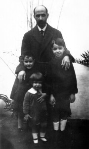 Juan Ramón Jiménez con tres sobrinos, José, Juan Ramón y Francisco. / Foto: Fundación J. M. Lara.