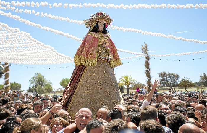 Los almonteños saltan la reja a 2:55 horas, dando comienzo la procesión de  la Virgen del Rocío