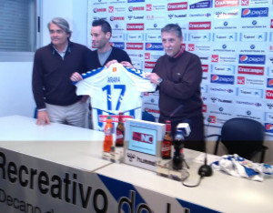 Arana, junto a Fernando Iturbe, director deportivo -izquierda-, y José Luis Martín, consejero, el día de su presentación. / Foto: P. G.