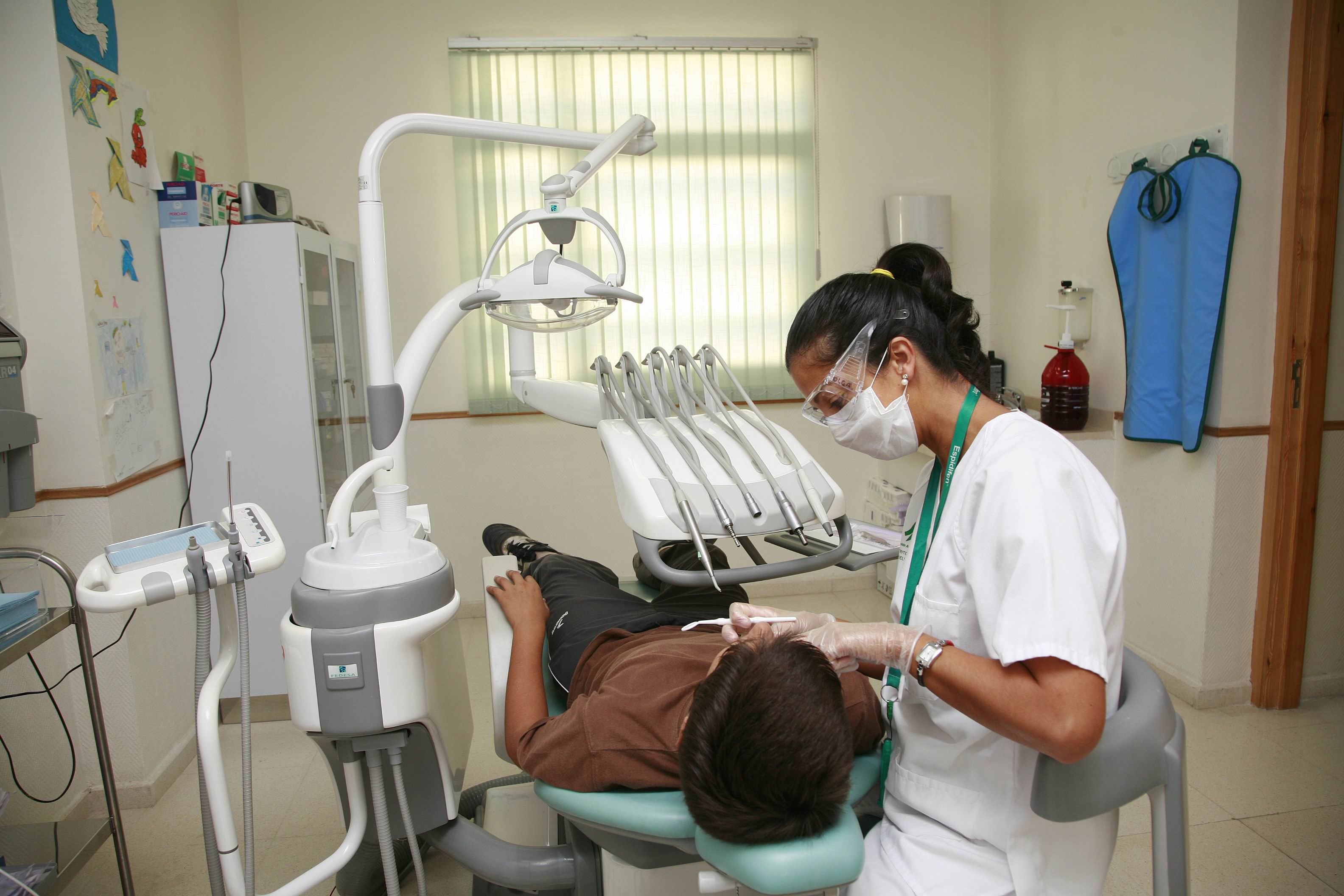 La asistencia dental básica consiste en una revisión anual com-pleta del estado de los dientes y la boca del menor.