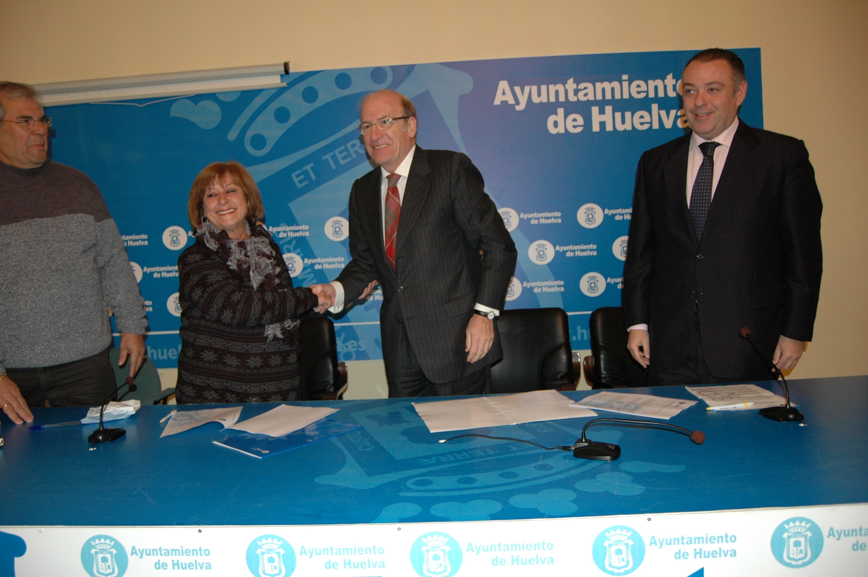 Momento de la firma del convenio entre el Ayuntamiento de Huelva y la Mancomunidad de Propietarios Urbanización Santa Marta