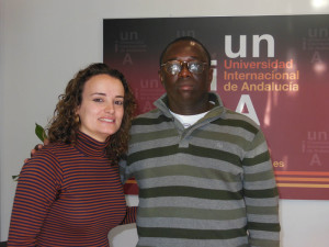 La onubense Rocío Guillermo y el haitiano Laurenel Louis durante la entrevista en la Unia. 