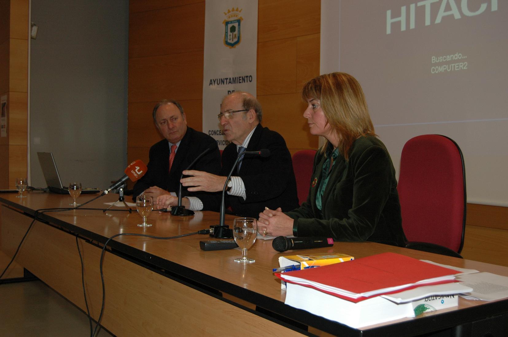 La inauguración de las jornadas corrió a cargo del alcalde de Huelva, el director de la Refinería La Rábida y la teniente de alcalde de Familia, Servicios Sociales y Juventud.