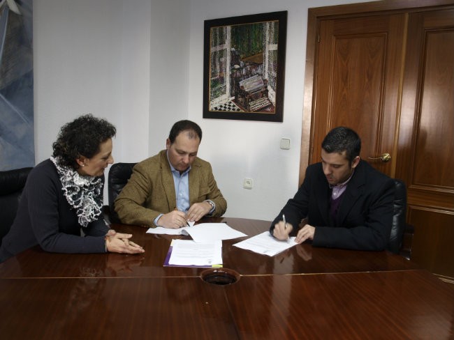 La concejal y el alcalde de Aljaraque junto al director de Leroy Merlín, Carlos Fernández, durante la firma de otro convenio el pasado año.