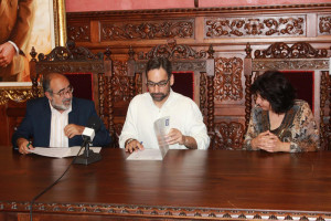 Firma del Convenio entre el Ayuntamiento de Ayamonte y UPTA en 2012.