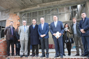 El alcalde de Huelva, Pedro Rodríguez, visitó las obras de la Clínica Costa de la Luz.