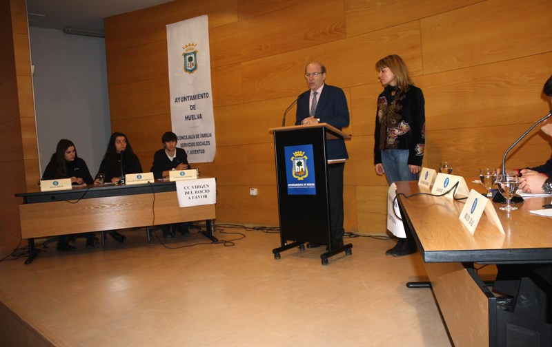 El alcalde de Huelva y la concejal Pilar Mirando, en la inauguración del IX Foro Idea Joven.