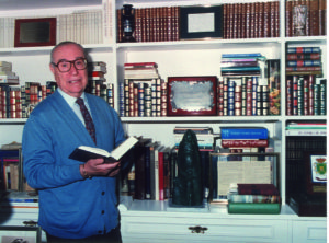 Francisco Garfias, junto a su biblioteca personal / Foto: Archivo F. Garfias (donado por Paco López)