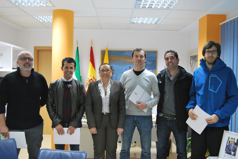 La alcaldesa de Isla Cristina junto a los representantes de las Escuelas.