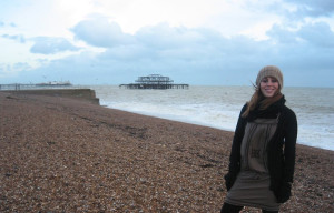 Raquel Rodríguez en el antiguo muelle de Brighton, ciudad costera como Huelva.