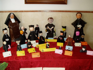 Algunas de las creaciones presentadas al concurso de figuras Padre San Enrique.