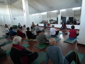 La sesión de yoga fue impartida por la monitora Mariló Zurita.