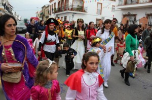 Multitud de personas participaron ayer en el pasacalles del carnaval sanjuanero.