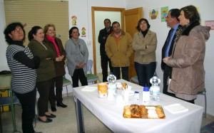 El alcalde y la concejal de bienestar social han visitado las nuevas instalaciones de Siempre Adelante, en la que compartieron un desayuno con los padres