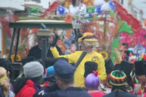 La Reina Isabel II de Inglaterra no quiso perderse el Carnaval de calle de San Juan del Puerto.