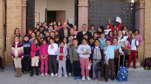 El alcalde y la concejala de Educación de Bonares junto a alumnos del C.E.I.P. Lora Tamayo de esta localidad