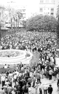 Una multitud de personas se congregó en la concentración de la Plaza de las Monjas. / Foto: