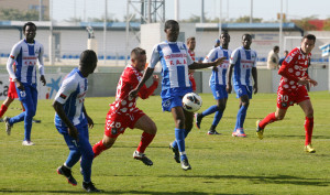 Mouriño pugna con Anastacio durante el amistoso del Recre con el Bravo do Maquis. / Foto: Josele Ruiz.