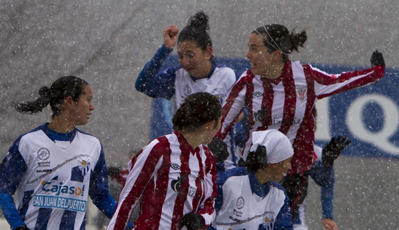 La nieve fue la protagonista del partido de ayer en Lezama. / Foto: www.athletic-club.net.