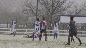 El equipo onubense realizó un enorme esfuerzo ante el líder en un terreno helado. / Foto: www.athletic-club.net.