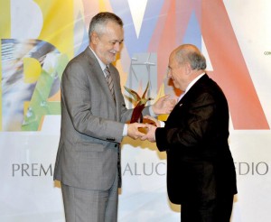 Benito de la Morena recibió el Premio Andalucía de Medio Ambiente de manos de José Antonio Griñán.