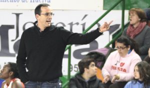 Gabriel Carrasco, entrenador del Conquero, no quiere lanzar las campanas al vuelo pese a los éxitos del equipo. / Foto: Josele Ruiz.